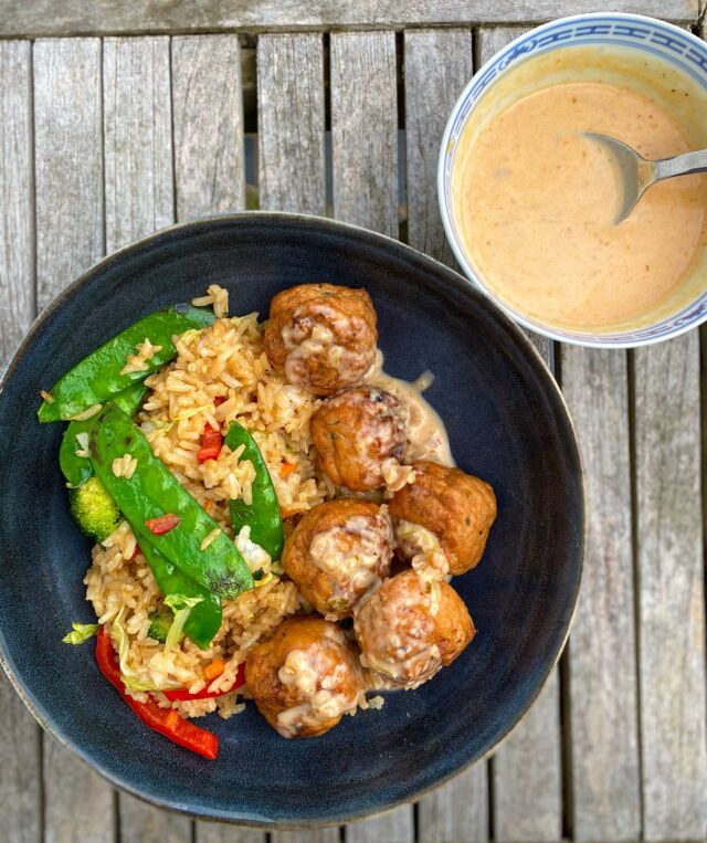 Boulettes de poulet thaïlandaise, sauce cacahuètes, riz sautés aux légumes #homemadefood #waterloo #kamado