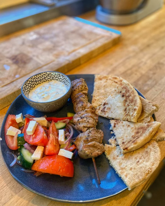 Souvlakis de porc, tzatziki, salade grecque,
pain pita #souvlakis #tzatziki #homemadefood #waterloo