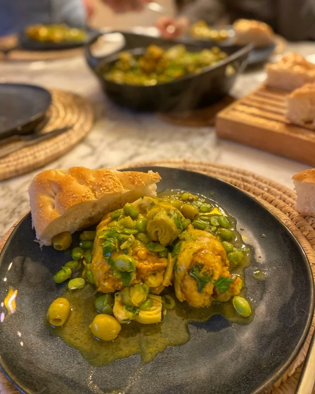 Tajine de poulet aux olives et citrons confits, fèves, artichauts, pain marocain #tajine #homemadefood