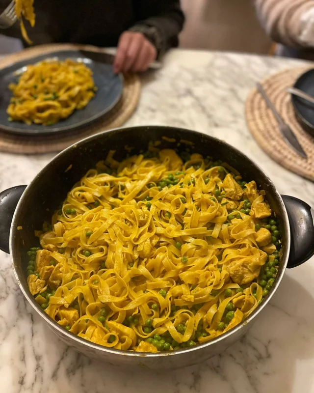 Tagliatelles au poulet au curry, petits pois #homemadefood #waterloo