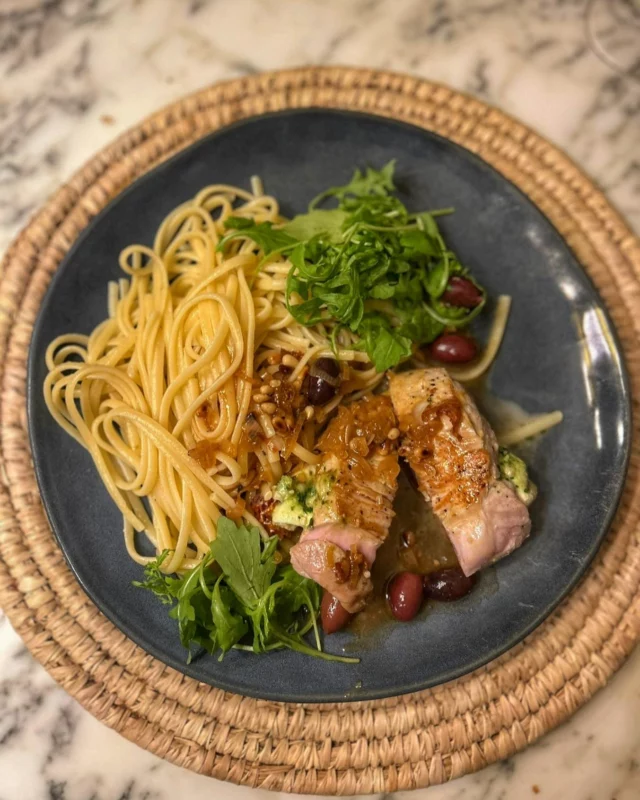 Filets de porc farcis à la mozzarella, au pesto et à la tomate séchée, linguines, roquette #homemadefood #waterloo