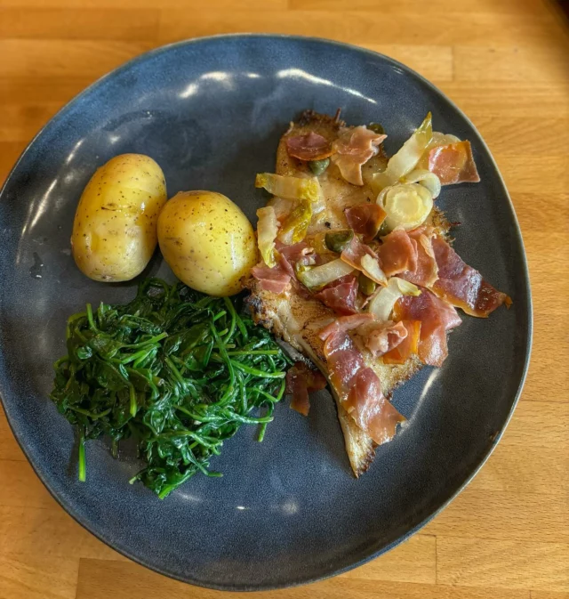 Aile de raie aux prosciutto, chicons et câpres, épinards, pommes de terre #ailederaie #homemadefood #waterloo