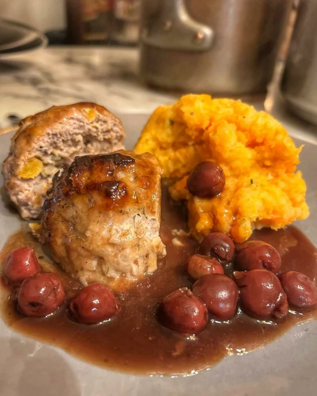 Pain de viande à la sariette et aux abricots séchés, sauce aux cerises du Nord, stoemp aux carottes #paindeviande #homemadefood #waterloo